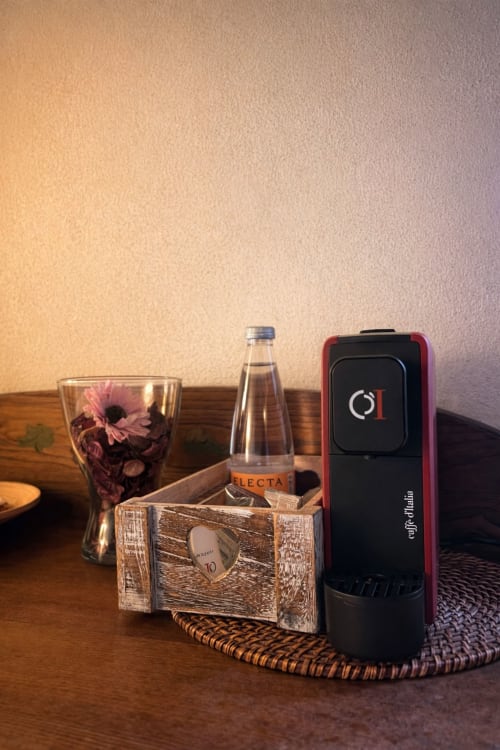 Coffee machine and flower vase on wooden shelf at Aglianico Country House Le Vigne, Cataldo