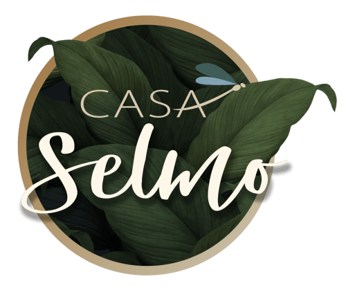 Logo del hotel rural Casa Selmo con hojas verdes y texto elegante en cursiva, El Valle España
