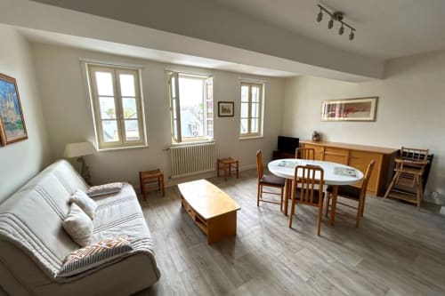 Spacieux séjour de l'appartement Le Grand Paradis chez Marie et Jean François B&B à Dol de Bretagne, avec canapé et salle à manger
