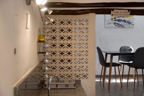 Interior moderno de apartamento en El Batán Hotel Spa con biombo decorativo, mesa de comedor, sillas, obra de arte con vista al río