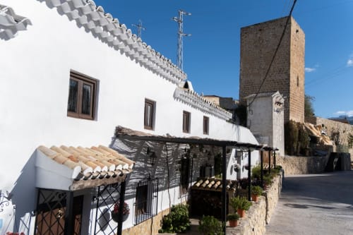 Edificio de muros blancos con tejado de tejas de barro y pérgola en El Batán Hotel Spa, Castillo de Locubín