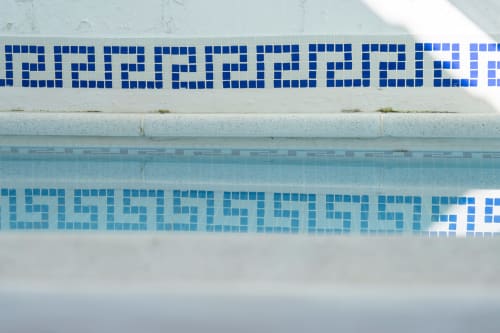 Borde de piscina con patrón de mosaico de azulejos azules en El Batán Hotel Spa, Castillo de Locubín