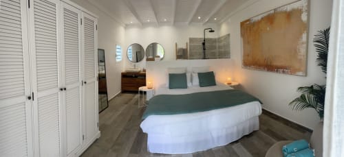Chambre moderne à Sunseeker Sxm, Saint Martin avec lit rond, vue sur les montagnes et décoration contemporaine