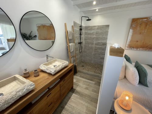 Salle de bains moderne du Sunseeker SXM, Saint-Martin avec double vasque, douche à l'italienne et vue sur les montagnes