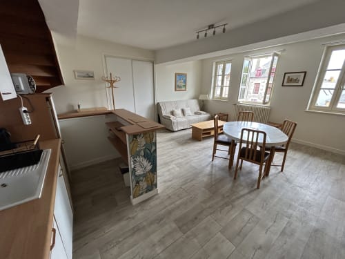 Spacieux séjour de Chez Marie Et Jean Francois, Dol de Bretagne avec table à manger, canapé et cuisine