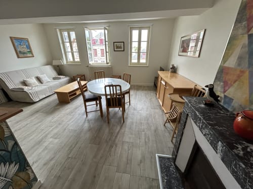 Spacieux séjour de l'appartement Le Grand Paradis chez Marie et Jean François, Dol de Bretagne, avec coin repas et vue sur la ville