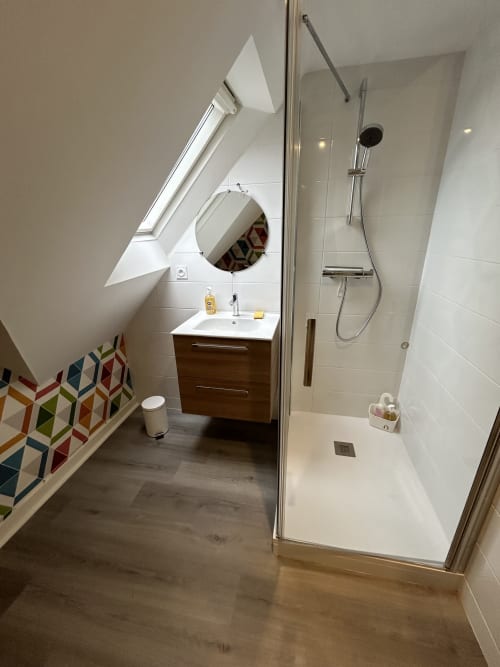Salle de bain moderne de l'appartement Le Grand Paradis chez Marie et Jean François B&B à Dol de Bretagne avec douche à l'italienne et