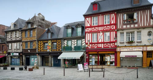 Maisons à colombages historiques sur la place de Dol de Bretagne, architecture médiévale colorée en Bretagne