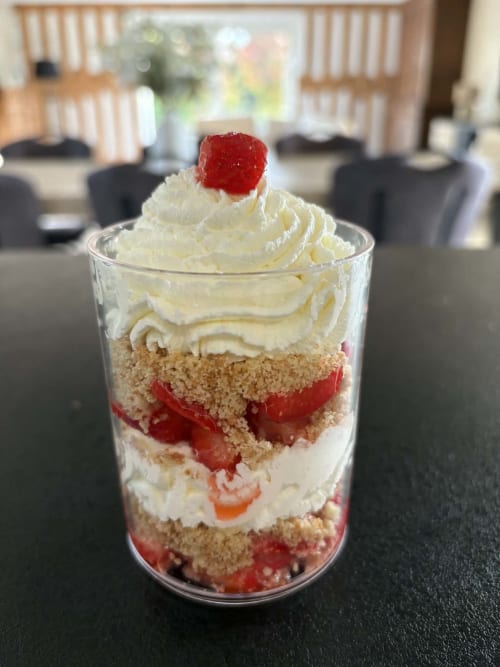 Fraisier en verre à étages au restaurant Le Jardin d'Elusa, Eauze