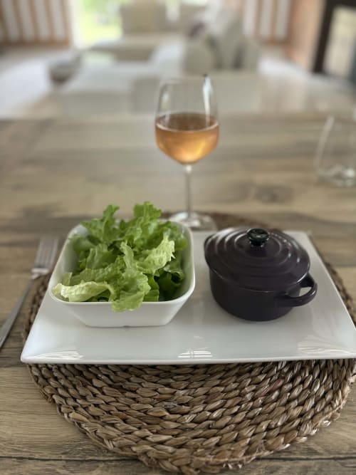 Salade verte fraîche et vin rosé au Jardin d'Elusa B&B à Eauze, France