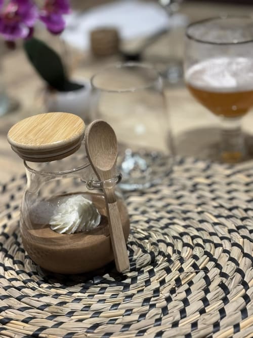 Pot en bois avec cuillère sur napperon tissé au Jardin d'Elusa B&B à Eauze, France