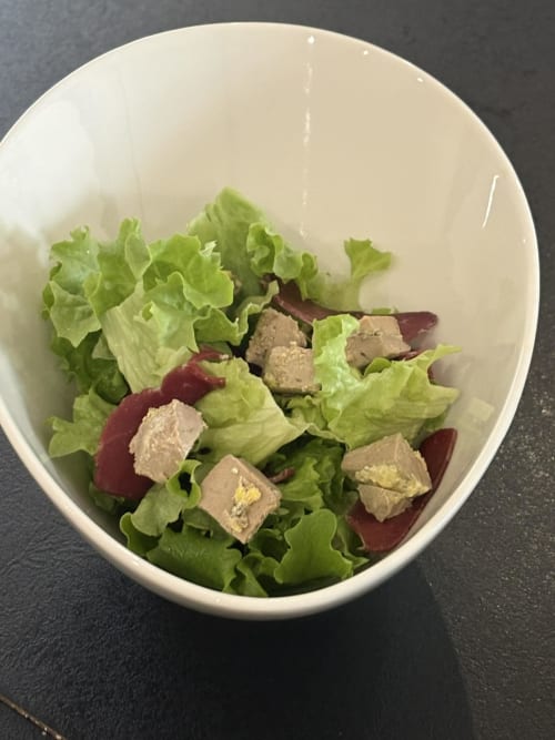 Salade avec laitue, cubes de foie gras et betteraves au Jardin d'Elusa, Eauze