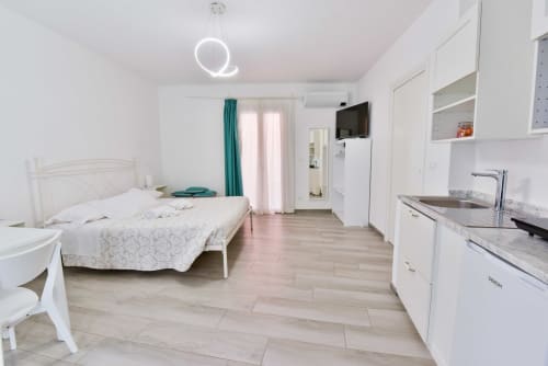 Luminoso monolocale a Varigotti con letto, angolo cottura, TV e servizi moderni