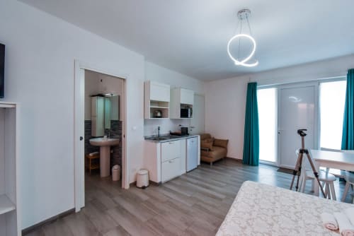Moderno appartamento a Varigotti con angolo cottura, zona soggiorno, bagno e illuminazione neon al soffitto