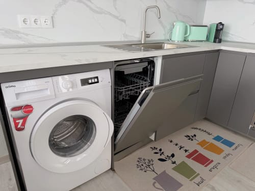 Cozinha moderna da Check Madeira com máquina de lavar, máquina de lavar louça e pia de aço inoxidável em Ribeira Brava