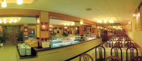 Interior del restaurante Hotel Continental Calella con comedor, servicio de mostrador, iluminación cálida y mobiliario clásico