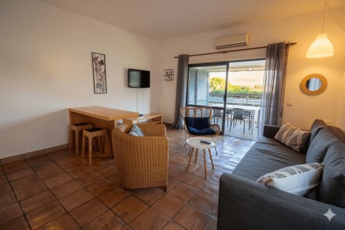 Apartamento Villa Alegria em Lagos com vista para o mar, sala moderna com sofá, mesa de jantar e cadeiras de vime