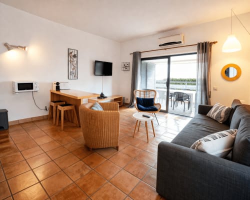Apartamento Villa Alegria com vista para o mar em Lagos, com sala de estar, área de refeições, TV e acesso a varanda