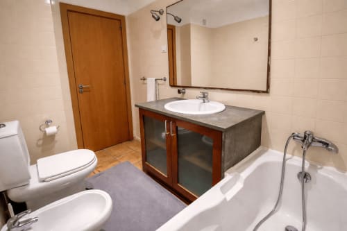 Banheiro moderno da Villa Alegria em Zonas Mágicas, Lagos, com pia, vaso sanitário, banheira e espelho