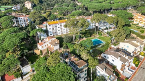 Vista aèria de la propietat Finques Garcia Enrich a Palafrugell amb jardins exuberants, piscina i viles mediterrànies envoltants