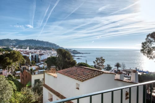 Vista costera des de l'hotel Finques Garcia Enrich a Palafrugell, Espanya amb la mar Mediterrània i les teulades blanquejades del poble