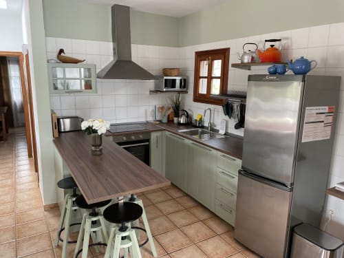 Cocina moderna en Villa Pola Marinas, Playa Blanca Lanzarote con electrodomésticos de acero inoxidable y barra de comedor