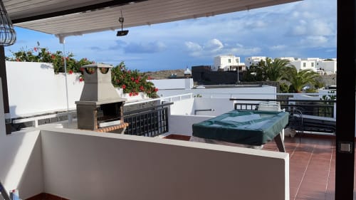 Terraza en azotea con BBQ, zona de descanso y vistas al mar en Villa Pola Marinas, Playa Blanca, Lanzarote