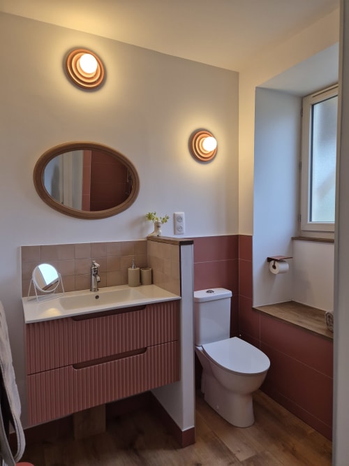 Salle de bain moderne de la chambre Terra à Maisonaurinko B&B à Thénon, France avec vasque en bordeaux et éclairage ambiant