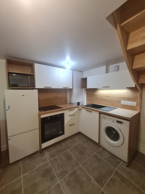Cuisine moderne de l'Ô Panora'Gîte à Boëge avec armoires blanches, touches de bois et électroménagers