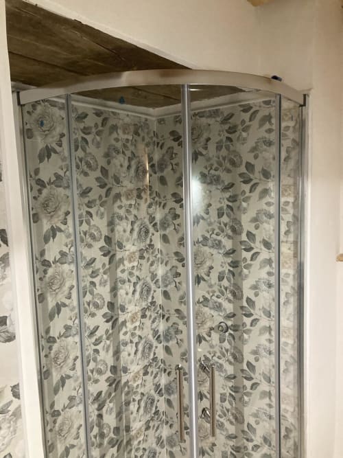 Cabina doccia in vetro con pareti a motivi floreali nella camera familiare del 4STANZE B&B, Napoli