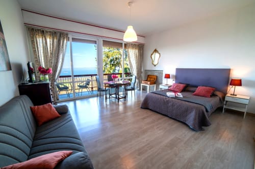 Ampia camera matrimoniale con balcone e vista lago,  divano e bagno privato