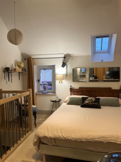 Chambre moderne à La Maison d'Horbé avec lit queen-size, lit bébé, vue sur la ville et mobilier contemporain à Belforêt-en-Perche
