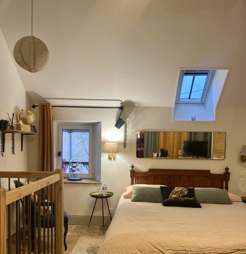 Chambre douillette à La Maison d'Horbé avec lit en bois, puits de lumière, lanterne suspendue et vue sur Belforêt-en-Perche