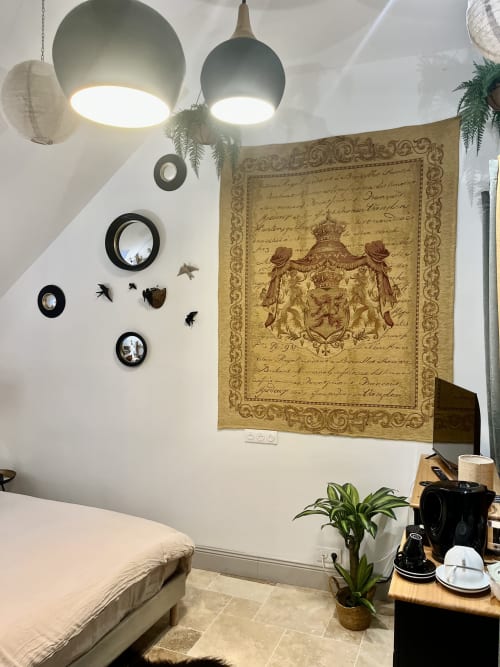 La chambre La Secrète à La Maison d'Horbé avec ses luminaires suspendus, miroirs circulaires et décor vintage à Belforêt-en-Perche