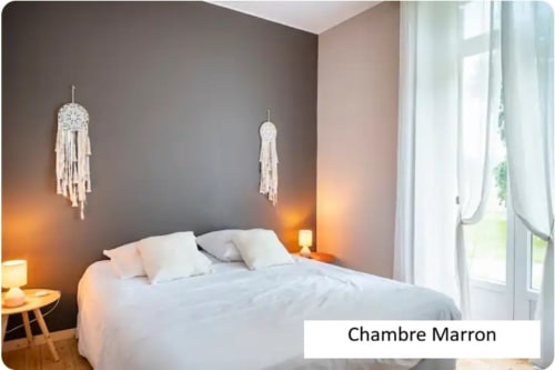 Chambre Marron du gîte De Bigorre à Mauvilla à Civrac sur Dordogne avec lit blanc et attrape-rêves