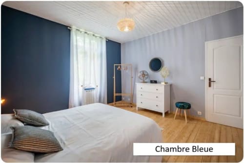 Chambre Bleue du gîte De Bigorre à Mauvilla à Civrac sur Dordogne, avec mur d'accent bleu et vue sur le jardin