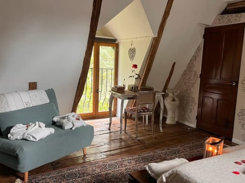 Chambre de gîte de charme en Dordogne avec ambiance romantique et poutres apparentes