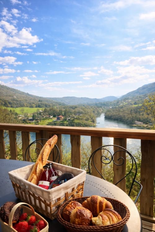 Pique-nique sur une terrasse avec vue sur la vallée de Serrières-sur-Ain, la rivière, les montagnes et les villages