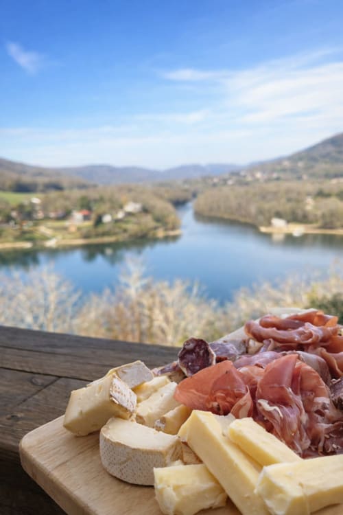 Plateau gourmand de charcuteries et fromages avec vue sur la vallée de l'Ain au Belvédère