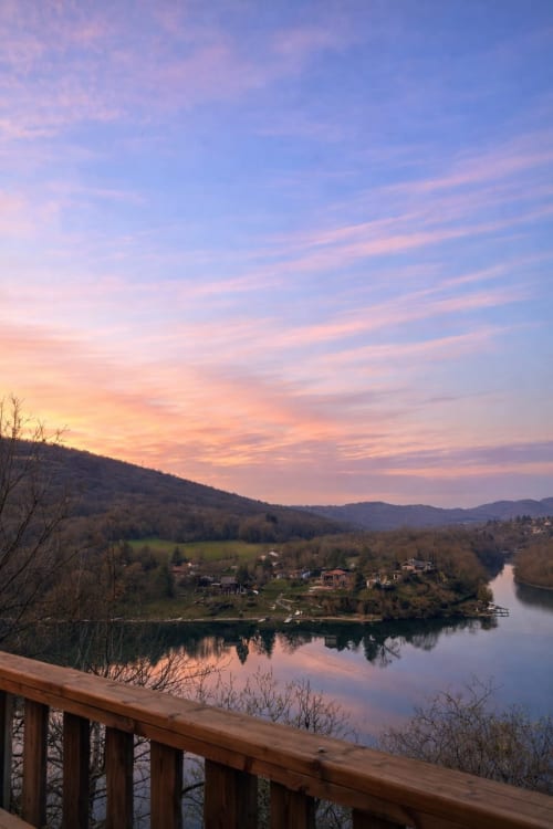 Lever de soleil sur la vallée de l'Ain aux Cabanes et lodges du Belvédère, Serrières-sur-Ain