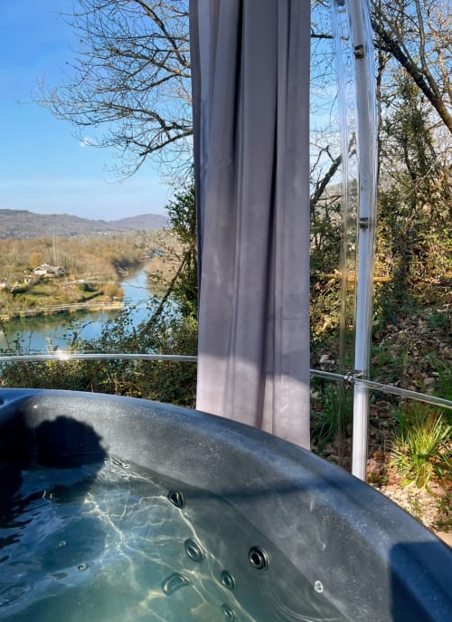 Baignoire à remous avec vue sur la vallée de l'Ain aux Cabanes et lodges du Belvédère, Serrières-sur-Ain