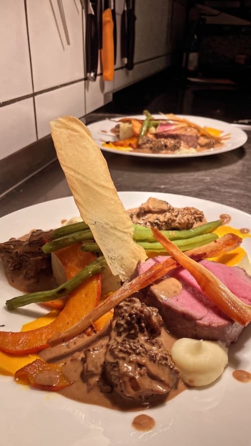 Assiette gastronomique de viande et légumes à l'Hôtel De La Sage, La Sage, garnie de tuiles croustillantes