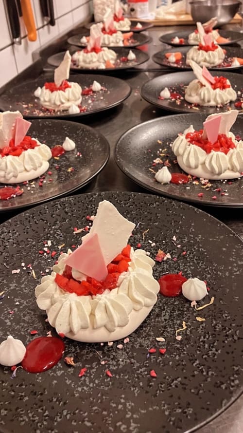 Élégants desserts dressés avec meringues, fruits rouges et sucre rose à l'Hôtel De La Sage