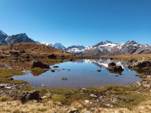 Lac alpin aux pics enneigés, La Sage Suisse - cadre naturel serein près de l'Hôtel De La Sage