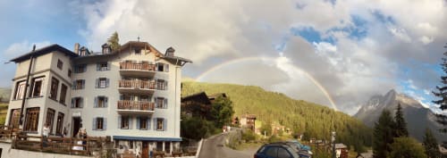 Hotel De La Sage B&B à La Sage, Suisse avec arc-en-ciel sur les montagnes alpines et paysage forestier
