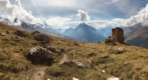 Sentier de randonnée alpine avec pics montagneux près de l'Hôtel De La Sage, La Sage Suisse