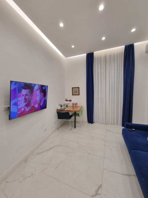 Modernes Familien-Suite-Deluxe-Zimmer im Relais Santa Lucia sul Mare in Neapel mit Flachbildfernseher, Marmorböden, Schreibtisch