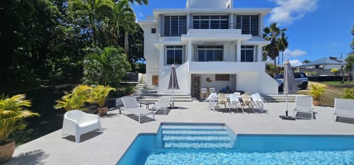 Modernes weißes Herrenhaus mit Pool, Liegestühlen und tropischen Gärten in der Habitation Villa Les Cassias in Petit-Bourg, Guadeloupe