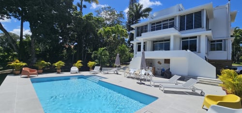 Moderne weiße Villa mit Swimmingpool, Liegestühlen und tropischen Gärten in Les Cassias, Petit-Bourg, Guadeloupe