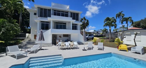 Moderne weiße Villa mit Swimmingpool, Liegestühlen und Palmen in der Habitation Villa Les Cassias in Petit Bourg